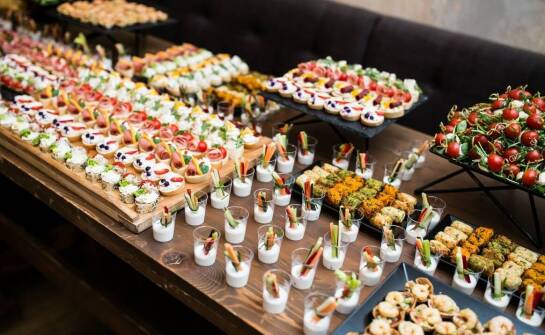 Catering imprezowy – jak dostosować ofertę do sezonowych składników?
