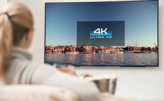Jakie formaty multimediów obsługuje Kiano Elegance TV 32?