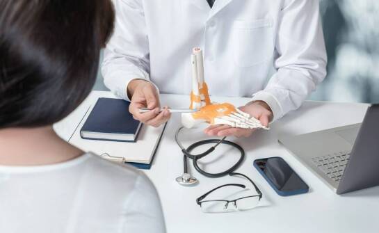 W jaki sposób kołnierz stabilizujący wspiera rehabilitację neurologiczną?