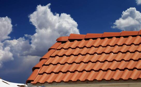 Dachówka ceramiczna w kontekście ochrony przeciwpożarowej
