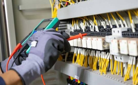 Instalacje elektryczne w konstrukcjach stalowych – co warto wiedzieć?