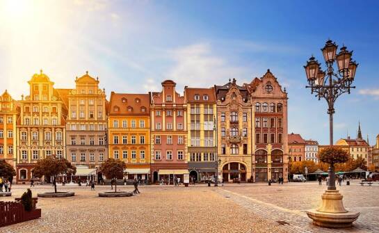 Wynajem busów 9 osobowych Toruń – porównanie cen i usług