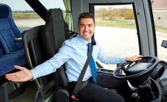 Jakie czynniki wpływają na cenę wynajmu busa z kierowcą?