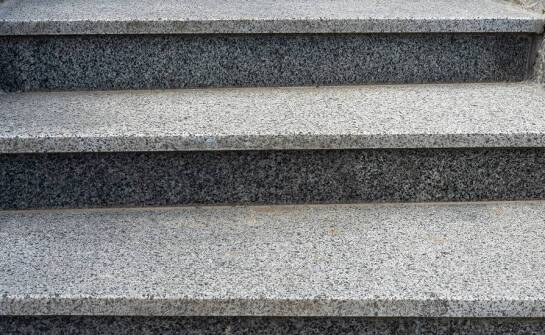 Personalizacja stopni granitowych – jakie możliwości oferuje rynek?