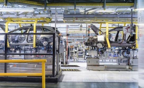 Jak firma inżynieryjna optymalizuje procesy produkcyjne w branży motoryzacyjnej?