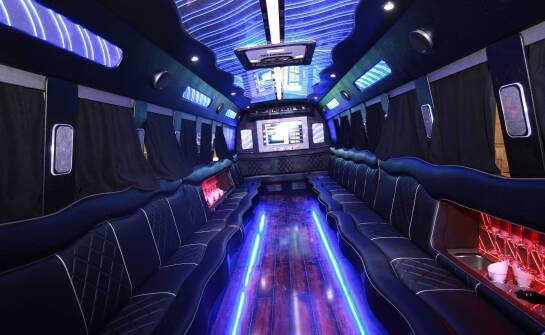 Wynajem busa z DJ-em – jak zapewnić najlepszą oprawę muzyczną na wieczór panieński?