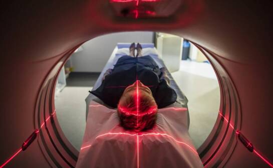 Jakie są zalety korzystania z nowoczesnej diagnostyki stomatologicznej, takiej jak tomografia komputerowa?