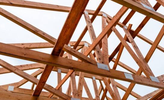 Jak prefabrykowane wiązary dachowe wspierają energooszczędność budynków