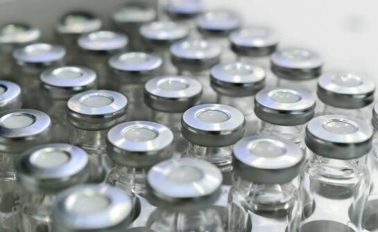Jakie cechy powinny mieć opakowania PET, aby spełniały normy jakościowe w branży farmaceutycznej?