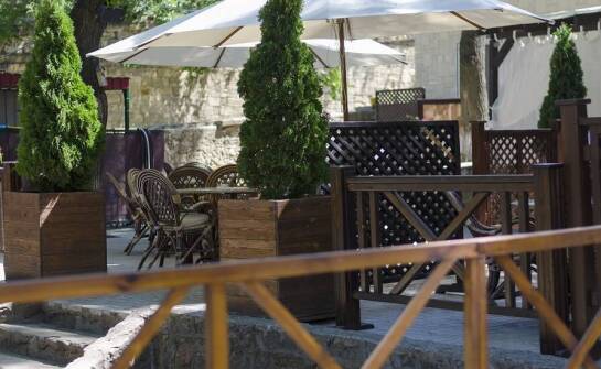 Ogród i patio jako dodatkowe przestrzenie eventowe w hotelu pod Wrocławiem