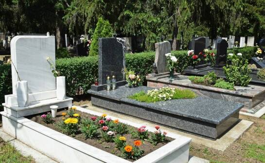 Jak liternictwo wpływa na wygląd płyt nagrobnych?