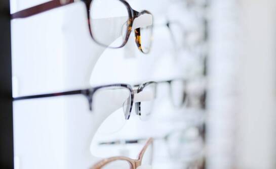 Dlaczego warto wybierać okulary korekcyjne wykonane z nowoczesnych materiałów?