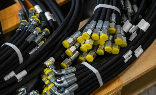 Jakie elementy hydrauliki siłowej są kluczowe dla wydajności maszyn?