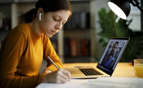 Jak zdobyć nowe kwalifikacje pedagogiczne dzięki studiom online?