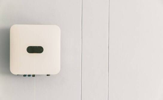 Jak silniki jamnik wpływają na efektywność energetyczną zakładów produkcyjnych?