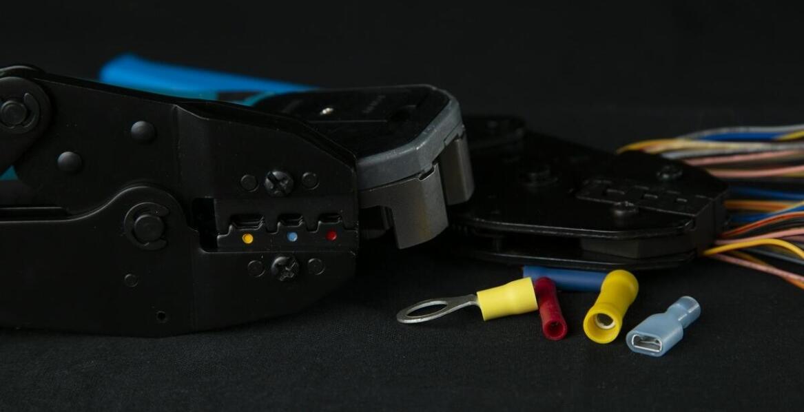Jak osłony termokurczliwe mogą poprawić bezpieczeństwo instalacji elektrycznych?