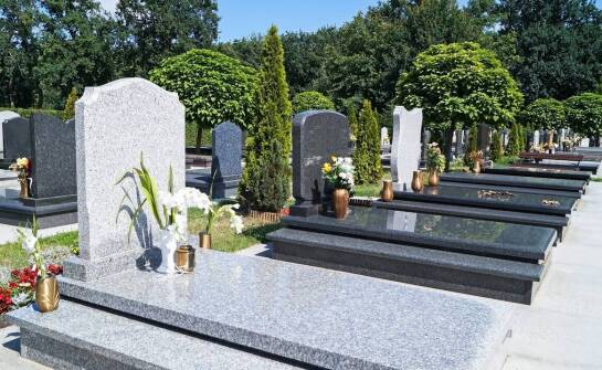 Czy płyty nagrobkowe granitowe są odporne na zmienne warunki atmosferyczne?