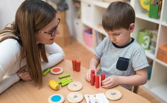 Terapia pedagogiczna: jak wspiera rozwój edukacyjny dzieci z trudnościami?