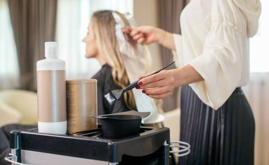 Zabiegi regeneracyjne włosów – co proponuje salon fryzjerski?