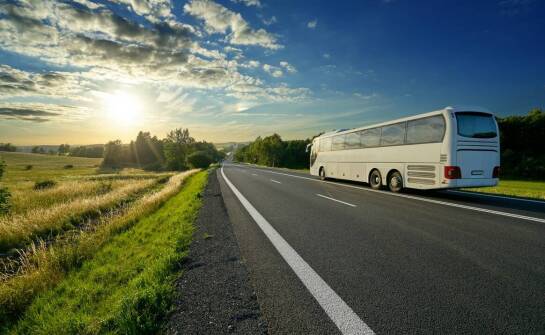 Wpływ systemów bezpieczeństwa na komfort podróży wynajętym autokarem