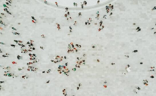 Jak zastosowanie dronów wpływa na efektywność relacji z wydarzeń sportowych?