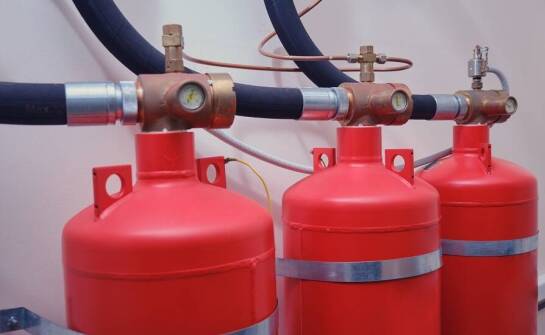 Jakie są wymagania prawne dotyczące instalacji systemów gaszenia gazami?