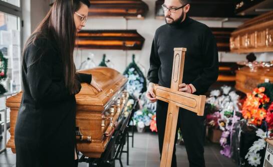 Jakie są najważniejsze aspekty organizacji pogrzebu w różnych obrządkach religijnych?