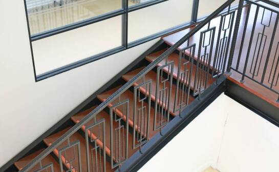 Wpływ balustrad nierdzewnych na akustykę w budynkach wielopiętrowych