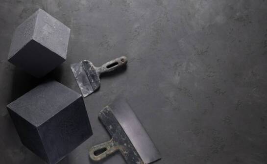 Porównanie żywicznych i mineralnych zapraw montażowych