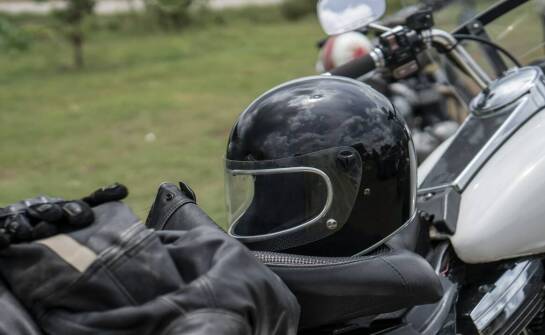 Kaski motocyklowe cross z dodatkowymi ochraniaczami – zalety i wady