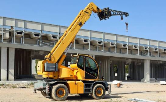 Żurawie samochodowe jako niezbędne narzędzie przy dużych projektach infrastrukturalnych