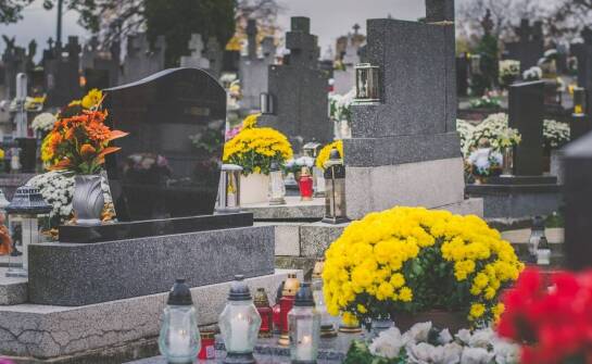 Jakie są różnice między krzyżami metalowymi a drewnianymi?