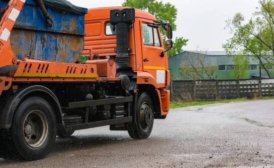 Jak transport odpadów budowlanych wpływa na ochronę środowiska?