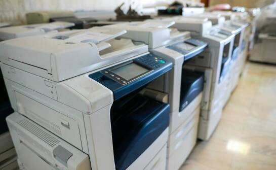 Jakie usługi serwisowe są oferowane w ramach dzierżawy urządzeń biurowych?