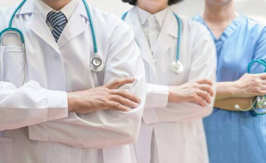 Jakie są korzyści z noszenia spodni medycznych na gumce dla osób o różnych sylwetkach?
