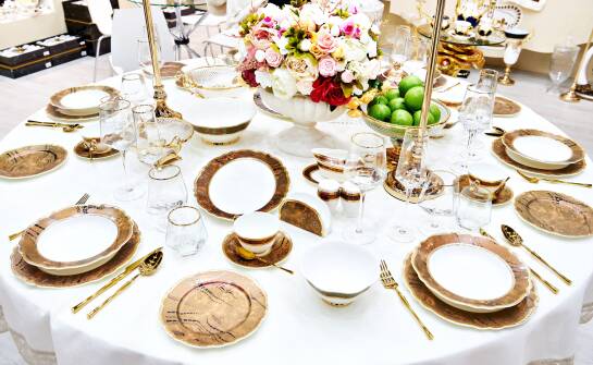 Elegancka porcelana w nowoczesnym wnętrzu – jak dobrać odpowiednie elementy?