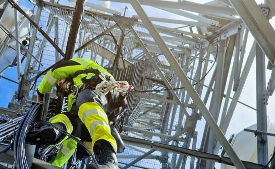 Prace alpinistyczne a konserwacja budynków – jakie usługi są najczęściej wybierane?