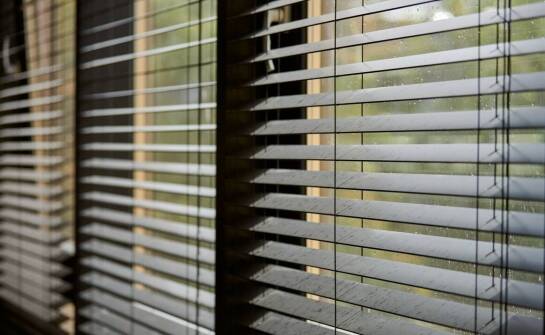Żaluzje aluminiowe a oszczędność energii w domu