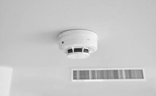 Rola detekcji dymu w systemach sygnalizacji pożarowej