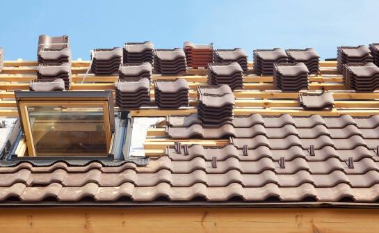 Porównanie pokryć dachowych: ceramiczne a betonowe – co wybrać?