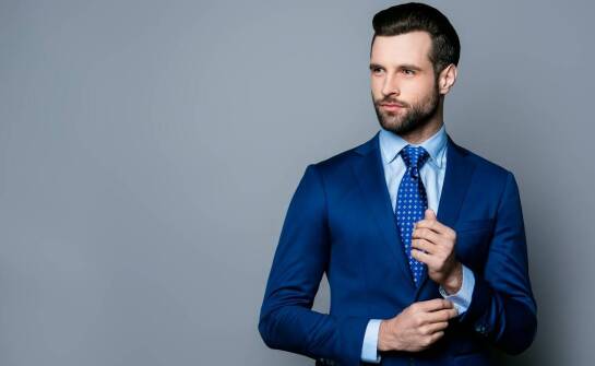 Jak biała koszula w paski podkreśla elegancję męskiego garnituru?