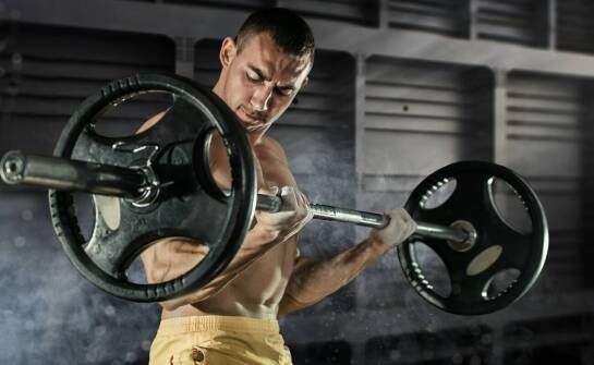 Jak wybrać odpowiednią dietę wspierającą trening na siłowni?