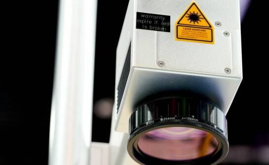 Znakowanie laserowe stali: Jakie są jego zalety w kontekście ochrony środowiska?