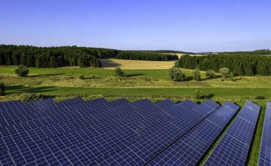 Jakie są zalety stosowania odnawialnych źródeł energii w instalacjach elektrycznych?