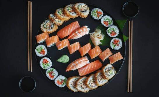 Jakie są najważniejsze aspekty organizacji wieczoru sushi?