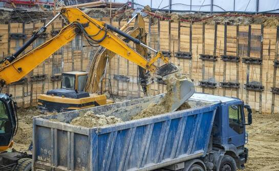 Wykorzystanie małej wywrotki w transporcie materiałów podczas robót drogowych