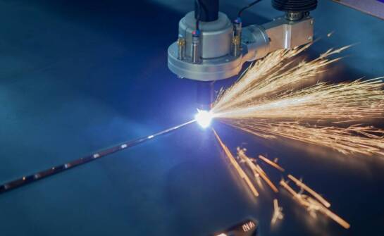 Porównanie ploterów laserowych 80W do innych technologii cięcia