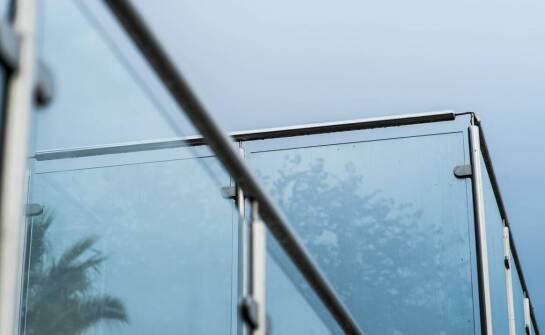 Balustrady techniczne a wymagania prawne – co trzeba spełnić przed montażem?