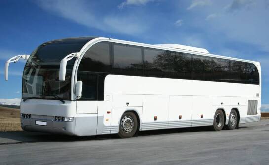 Wynajem busa z kierowcą jako wsparcie logistyczne dla wydarzeń sportowych
