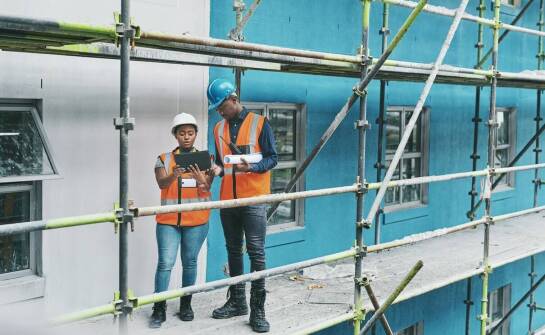 Bezpieczeństwo pracy z aluminiowym rusztowaniem jezdnym – najważniejsze aspekty